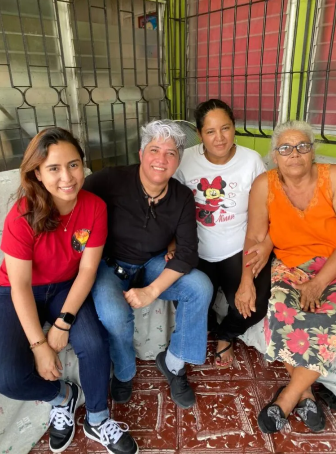 La abogada Nadia Mejia junto con la coordinadora de Catrachas, Indyra Mendoza, Tatiana Rapalo y Rosa Hernández, hermana y madre de Vicky Hernández, el primer caso del asesinato de una mujer trans durante el golpe de Estado en el 2009 donde la Corte IDH responsabiliza internacionalmente al estado de Honduras. 